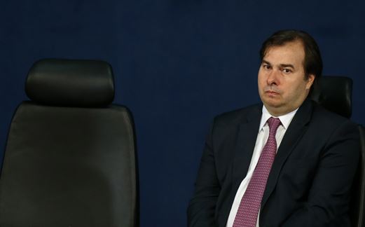Mudança da reforma trabalhista via MP é inconstitucional, diz Maia